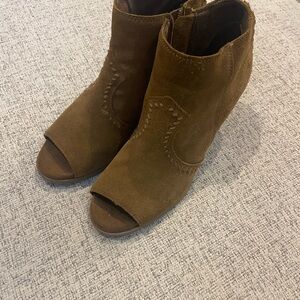 Minnetonka Tan Suede Peep-Toe Ankle Booties Womens size 7